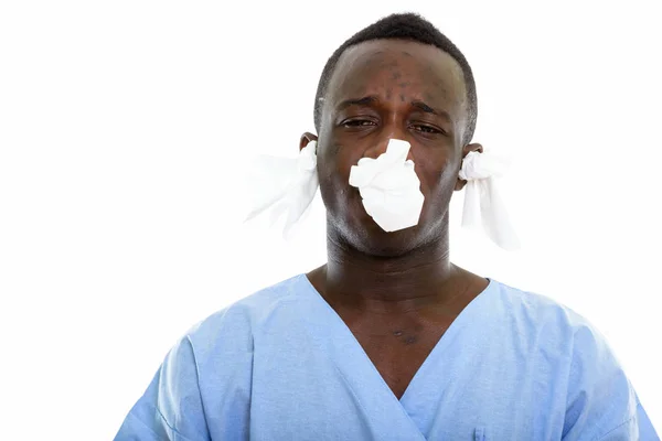年轻的非洲黑人病人看起来生病的工作室镜头 — 图库照片