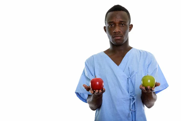 Estudio de un joven negro africano paciente sosteniendo manzana roja —  Fotos de Stock