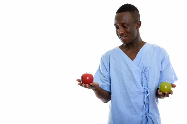 Estudio disparo de joven feliz negro africano hombre paciente sonriendo whi —  Fotos de Stock