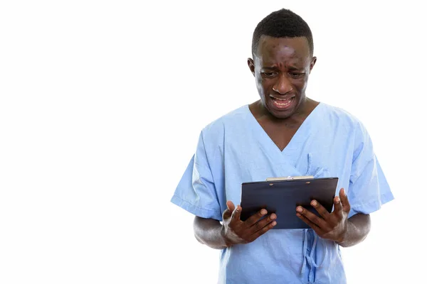 Estudio disparo de joven triste hombre africano negro paciente leyendo en cl —  Fotos de Stock