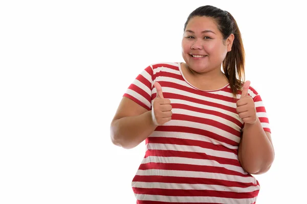 Студия выстрел молодой счастливой толстой азиатской женщины улыбаясь и давая й й — стоковое фото