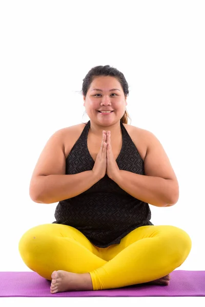 Estudio disparo de joven feliz grasa asiática mujer sonriendo y sentado w —  Fotos de Stock