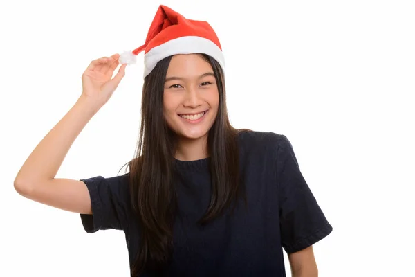 Молодая счастливая азиатская девочка-подросток улыбается, готовая к Рождеству — стоковое фото