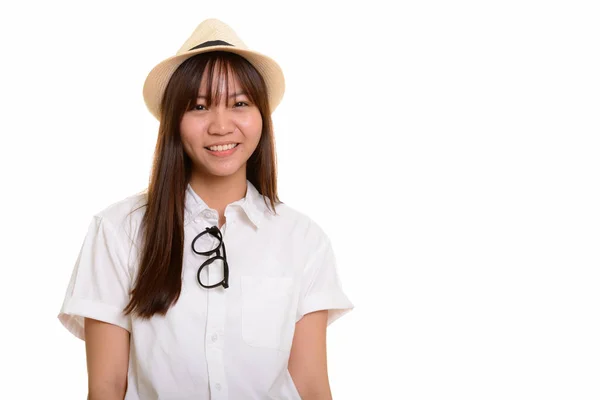 Young happy Asian teenage girl smiling ready for vacation — Stock Photo, Image