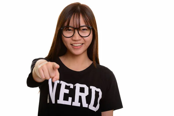 Giovane felice asiatico nerd adolescente ragazza sorridente e indicando dito — Foto Stock