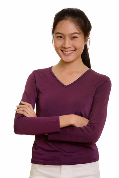 Портрет молодой счастливой азиатской девочки-подростка, улыбающейся — стоковое фото