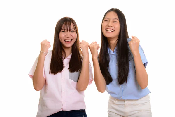 Twee jonge gelukkig Aziatische tienermeisjes glimlachen en beide Zoek mot — Stockfoto