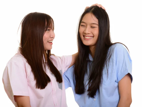 Twee jonge gelukkig Aziatische tienermeisjes glimlachend en klopte haar frie — Stockfoto