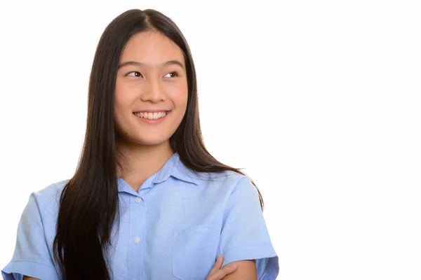 Fiatal boldog ázsiai nő mosolyog és gondolkodik — Stock Fotó