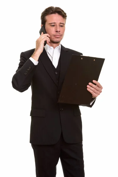 Gutaussehender kaukasischer Geschäftsmann telefoniert während er arbeitet — Stockfoto