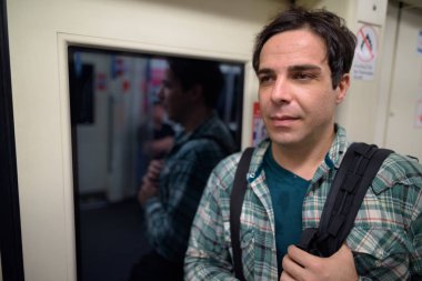 Metro treninin yakışıklı İranlı turist adam