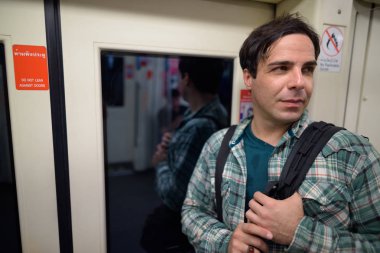 Metro treninin yakışıklı İranlı turist adam