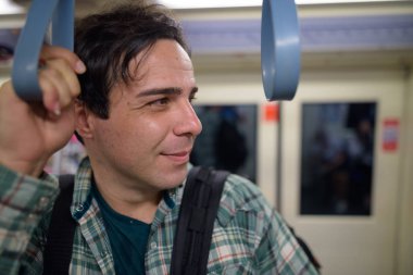 Metro treninin yakışıklı İranlı turist adam