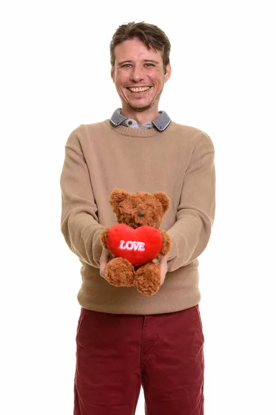 Feliz hombre caucásico sosteniendo oso de peluche con corazón y signo de amor —  Fotos de Stock