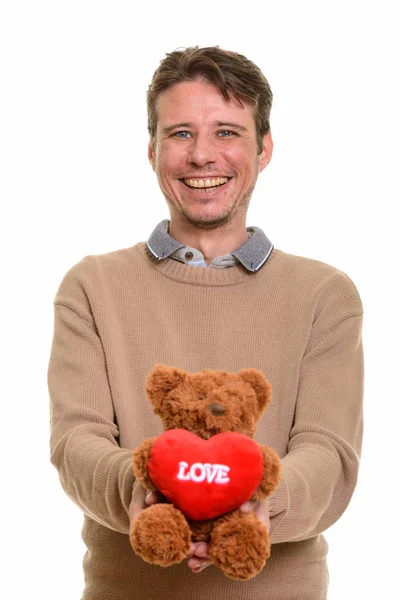 Feliz hombre caucásico sosteniendo oso de peluche con corazón y signo de amor —  Fotos de Stock