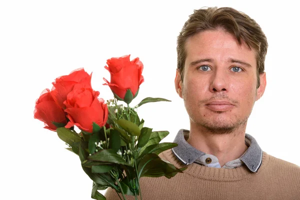 Hombre caucásico guapo sosteniendo rosas rojas listo para San Valentín d — Foto de Stock