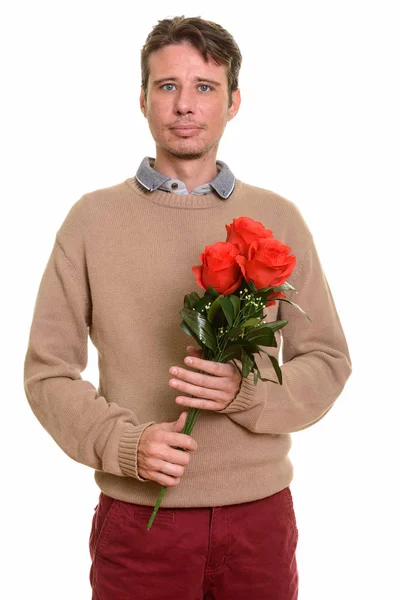 Hombre caucásico guapo sosteniendo rosas rojas listo para San Valentín d —  Fotos de Stock