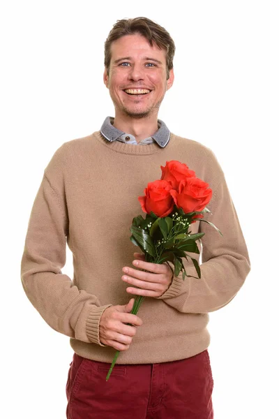 Felice uomo caucasico che tiene rose rosse pronte per San Valentino — Foto Stock