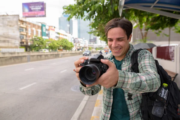 Touristenfotograf mann erkundet die stadt bangkok — Stockfoto