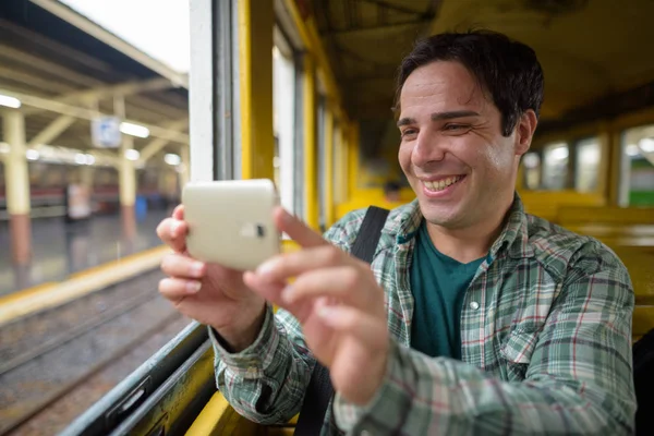Περσικά-τουριστική άνθρωπος κάθεται στο τρένο και χρήση κινητού τηλεφώνου — Φωτογραφία Αρχείου