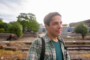 Bangkok tren istasyonundaki adama yakışıklı İranlı turist, 
