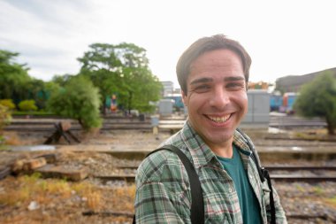 Bangkok tren istasyonundaki adama yakışıklı İranlı turist, 