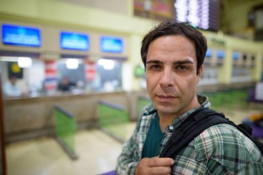 Bangkok tren istasyonundaki adama yakışıklı İranlı turist, 