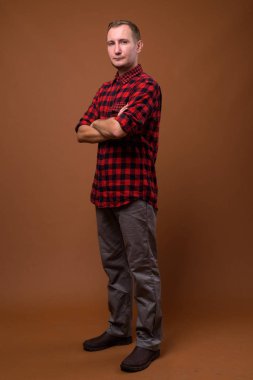 Adam kahverengi arka plan stüdyo çekim