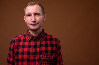 Adam kahverengi arka plan stüdyo çekim