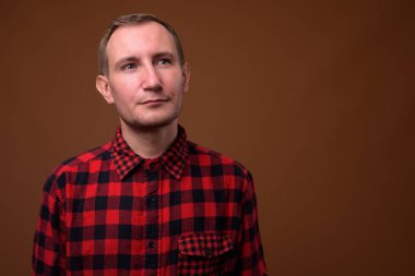 Adam kahverengi arka plan stüdyo çekim