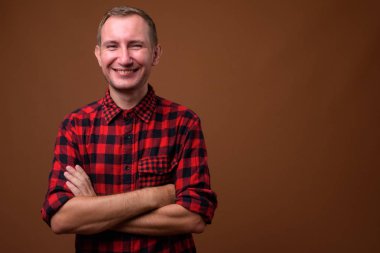 Adam kahverengi arka plan stüdyo çekim