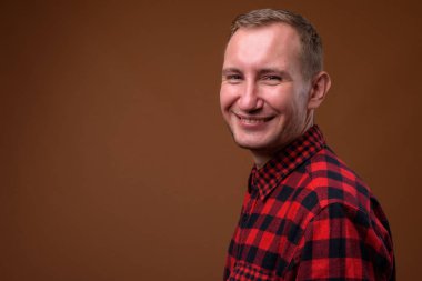 Adam kahverengi arka plan stüdyo çekim