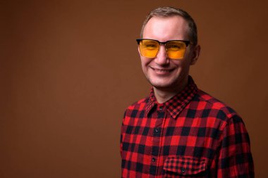 Adam kahverengi arka plan stüdyo çekim