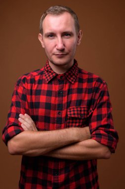 Adam kahverengi arka plan stüdyo çekim