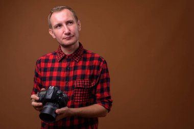 Adam kahverengi arka plan stüdyo çekim