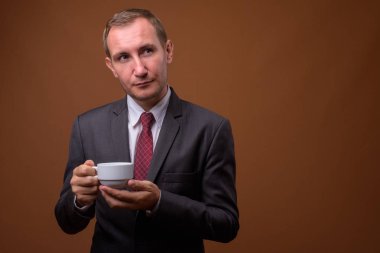 İşadamı kahverengi arka plan stüdyo çekim
