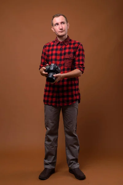 Estúdio tiro de homem contra fundo marrom — Fotografia de Stock