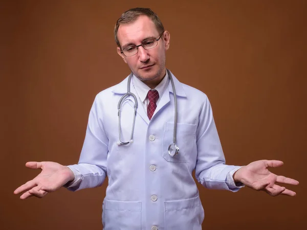 Studio photo de l'homme médecin sur fond brun — Photo