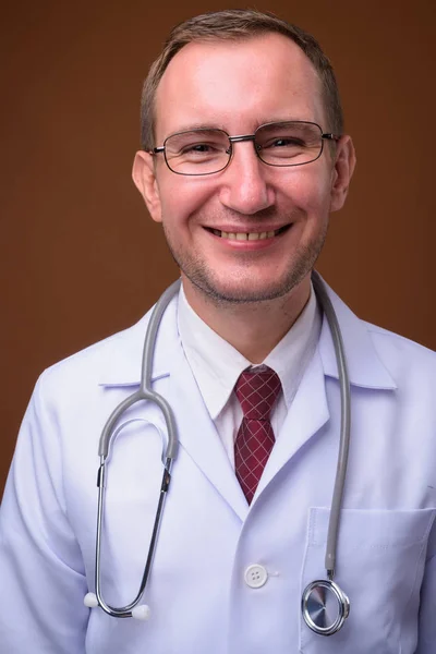 Studio photo de l'homme médecin sur fond brun — Photo