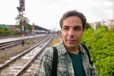 Bangkok tren istasyonundaki adama yakışıklı İranlı turist, 