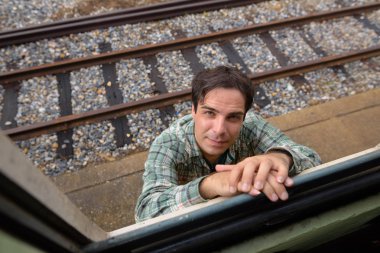 Bangkok tren istasyonundaki adama yakışıklı İranlı turist, 