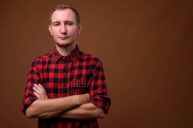 Adam kahverengi arka plan stüdyo çekim