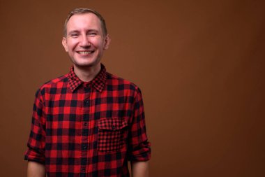 Adam kahverengi arka plan stüdyo çekim