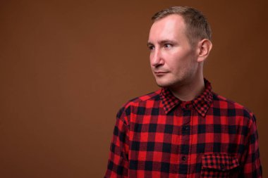 Adam kahverengi arka plan stüdyo çekim