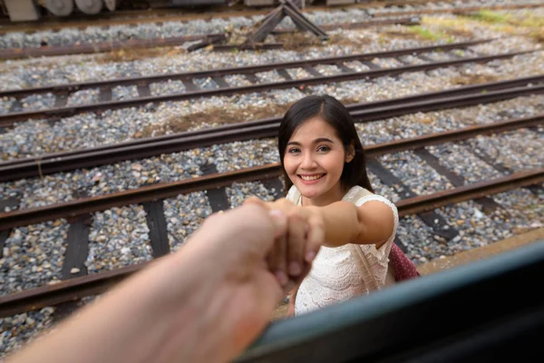 在火车上牵着男人的手的美丽女人 — 图库照片