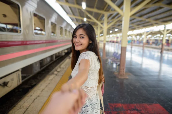 Porträtt Ung Vacker Asiatisk Turist Kvinna Järnvägsstationen Bangkok Thailand — Stockfoto