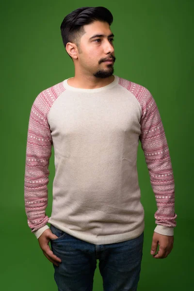 绿色背景的年轻的留着胡子的伊朗男子 — 图库照片