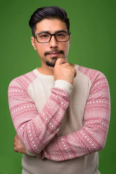 Joven barbudo iraní contra fondo verde — Foto de Stock