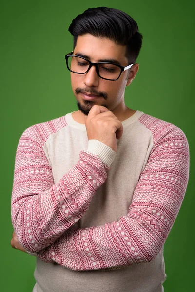 Joven barbudo iraní contra fondo verde — Foto de Stock