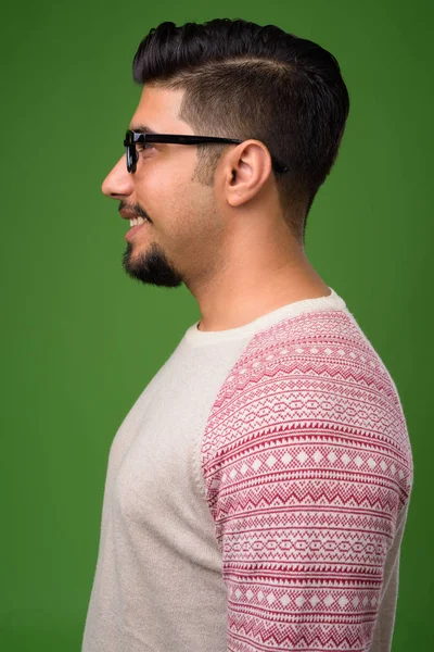 若いですひげを生やしたイラン人男性緑の背景 — ストック写真